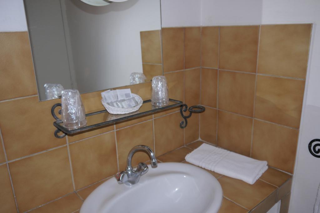 Auberge Des Seguins Buoux Стая снимка